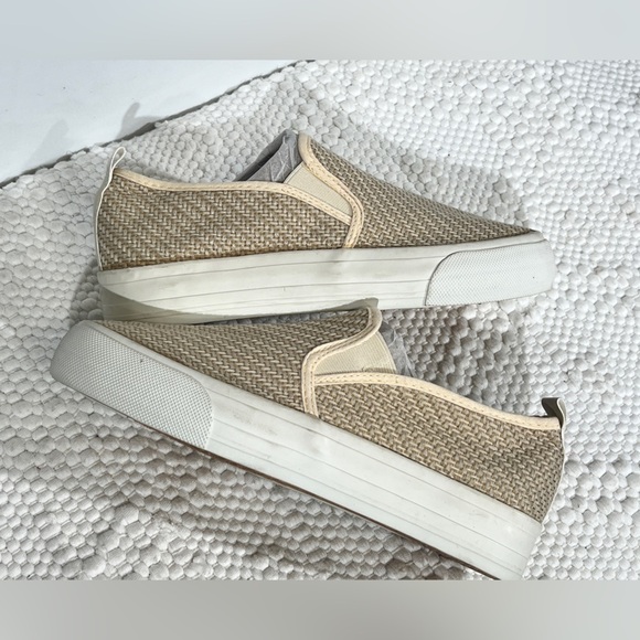 🛍️ Cream/tan RESTRICTED slip on shoes size 8.‎ - Picture 8 of 9
